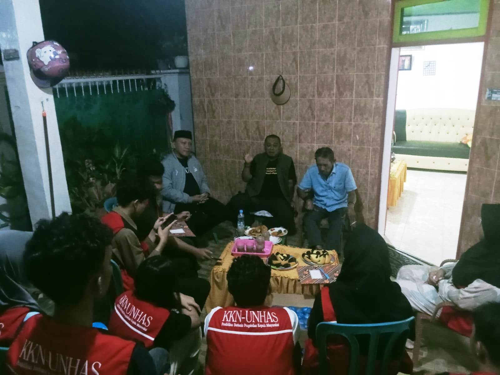 Malam Penuh Inspirasi! Lurah Lembang Hadirkan Dr. Rahman Ramlan di Posko KKN UNHAS 116, Bekali Mahasiswa Inovasi Pertanian dan Digitalisasi Kelurahan.