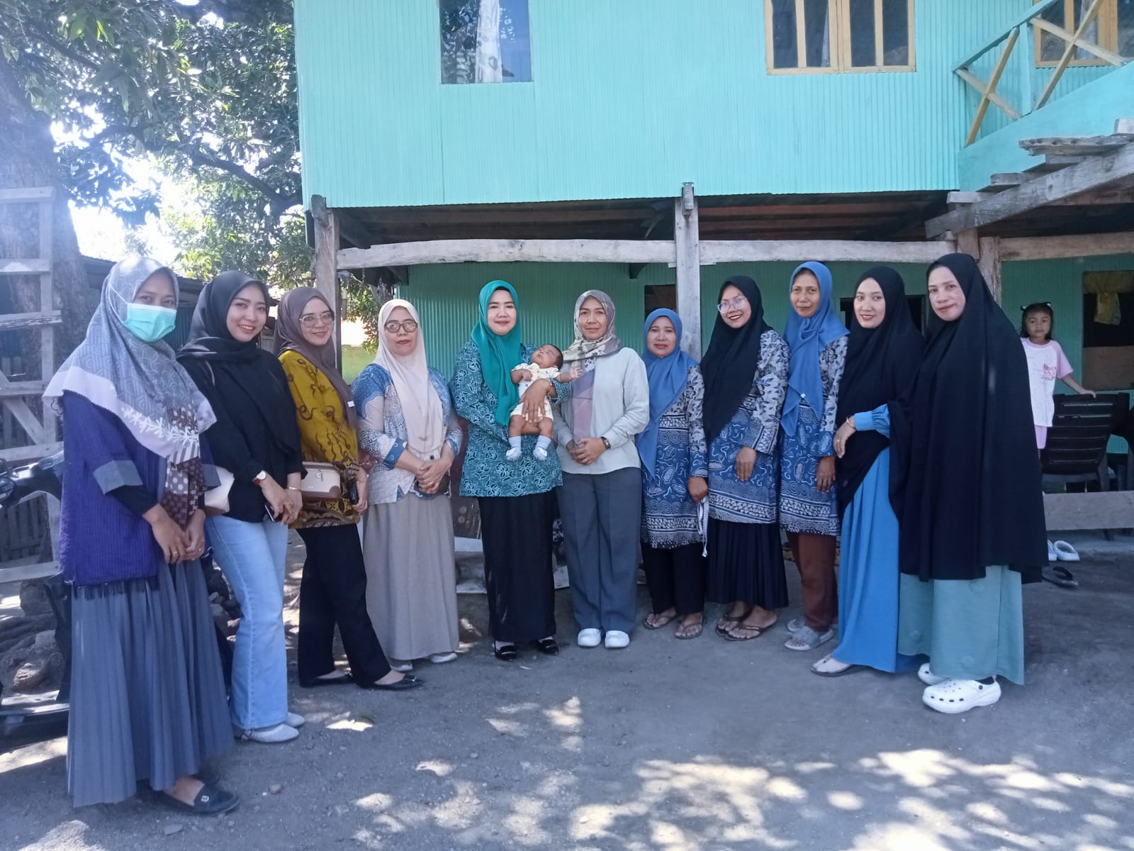 Posyandu Pantai Selatan Lamalaka Kembali Digelar, Kader Posyandu Bersama Tim Kesehatan UPT Puskesmas Lasepang Layani Warga